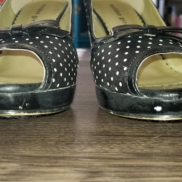 B&W Polka Dot Pumps - Picture 5 of 6